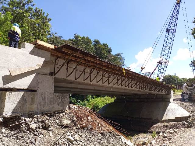 Puente vehicular sobre la quebrada Chigoré en Penonomé cuenta con 80% de avance.