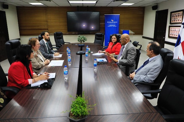 Ministro Alexander recibe a la embajadora de Estados Unidos de América, Mari Carmen Aponte 