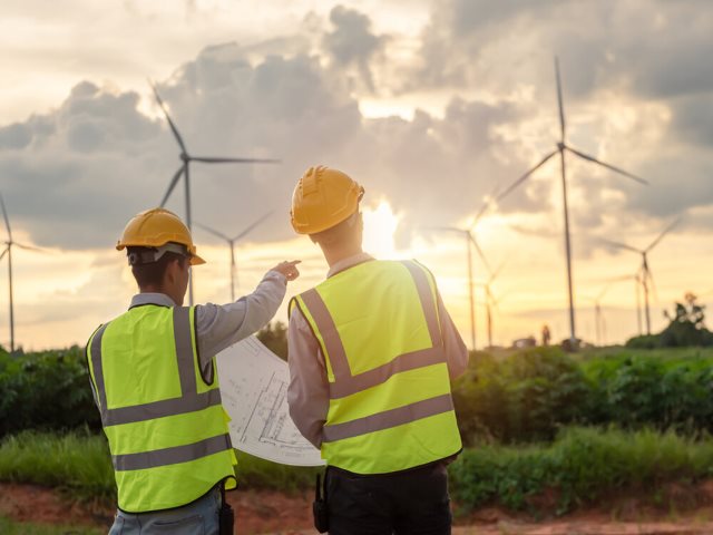 ¿Cómo el BCIE asegura las mejores prácticas ambientales y sociales dentro de sus operaciones para enfrentar el cambio climático?