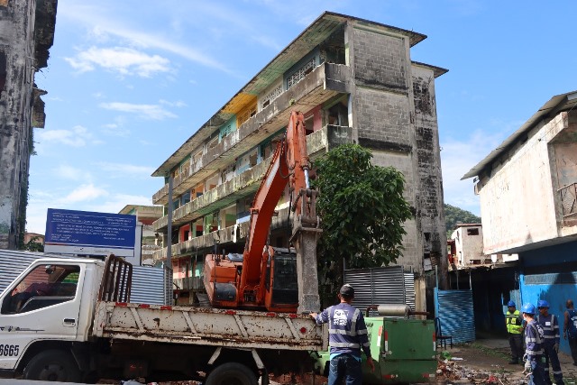 Ministerio de vivienda y Ordenamiento Territorial inicio la demolición de edificios condenados en San Miguel