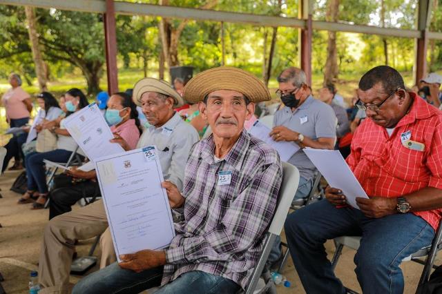 Vicepresidente Carrizo Jaén entrega títulos de propiedad a 500 familias de la cuenca del Canal