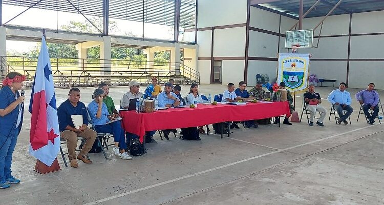 Equipo del Ministerio de Educación atiende inquietudes de comunidades educativas de la comarca Emberá Wounaan