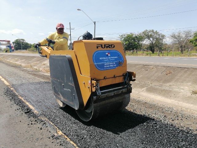 MOP de Coclé y Los Santos realizan operativo de limpieza y parcheo en la vía Panamericana