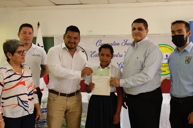 Cooperativa Juvenil Escolar del Centro Educativo Básico General Playa Chiquita reciben abono y fertilizante