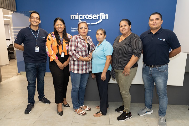 MICROSERFIN realiza capacitación a microempresarias en alianza con empresa de telecomunicación