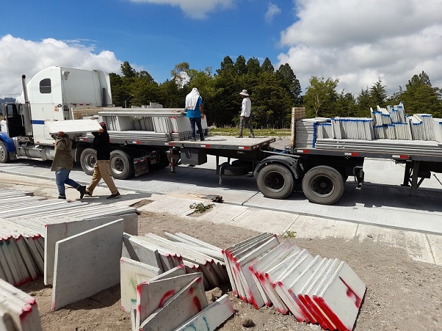 Inicia traslado de primeras casas prefabricadas para damnificados de huracanes en Tierras Altas 