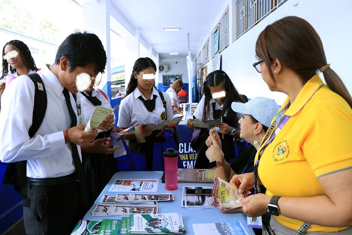 Estudiantes graduandos reciben orientación para elegir carreras profesional