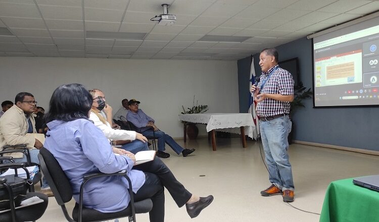 MIVIOT capacita a ingenieros municipales de provincias centrales sobre junta de planificación