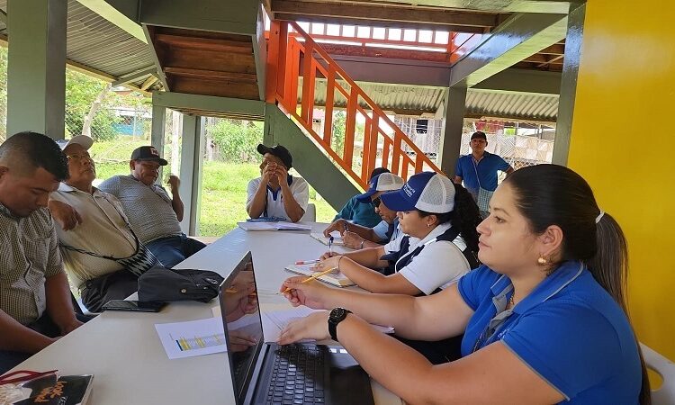 MIVIOT participa en reunión de seguimiento de acuerdos con afectados por embalses en Bocas del Toro