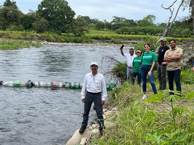 Instalan barreras flotantes para atrapar desechos en el río Escárrea en Chiriquí