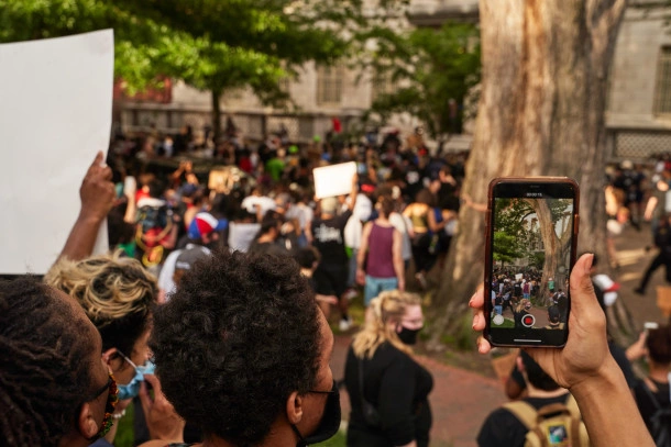 Desinformación en línea: la UNESCO presenta su plan de acción para regular las redes sociales