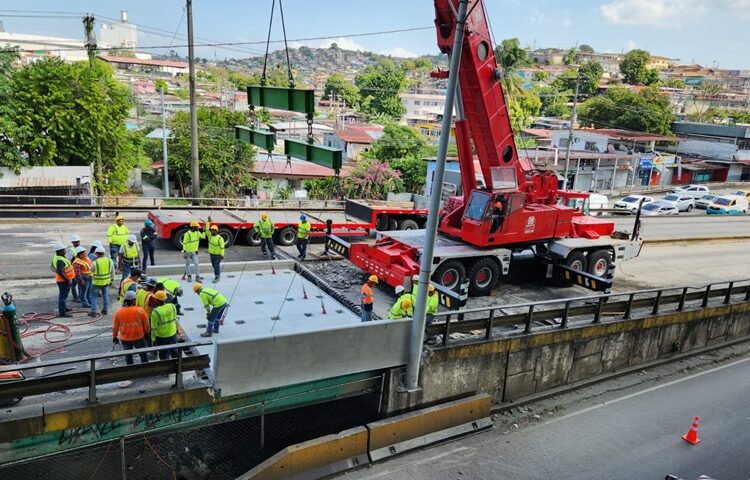 La cuestionada restauración del Puente de San Miguelito recibe instalación de losas de concreto