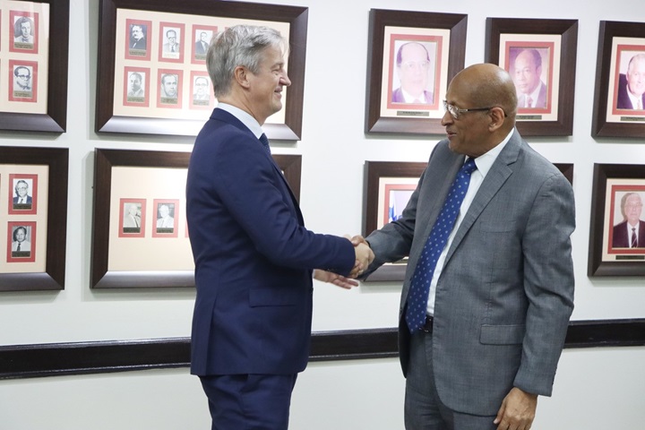 Ministro Héctor Alexander del MEF recibió al embajador danés en Colombia y concurrente en Panamá  