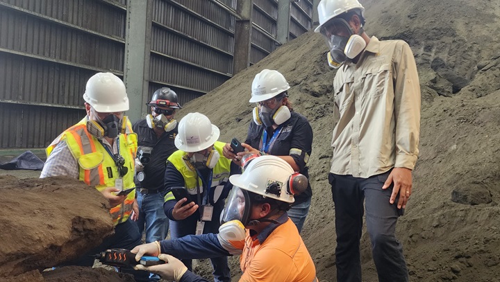 Inspección al concentrado de cobre almacenado en la mina de Donoso