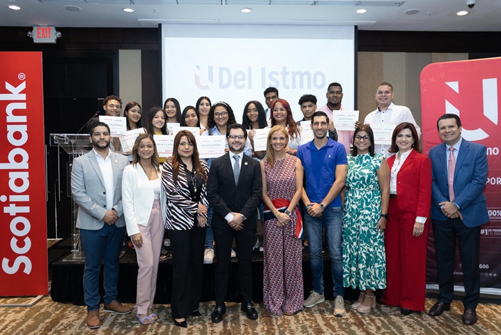 Becas a jóvenes con historias inspiradoras son entregada por la alianza U Del Istmo y Scotiabank