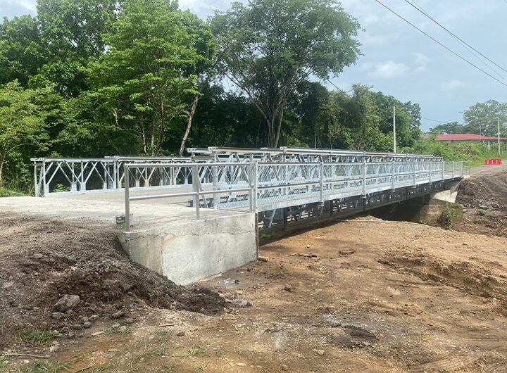 En su fase final de construcción, el puente modular sobre Quebrada Guayaquil