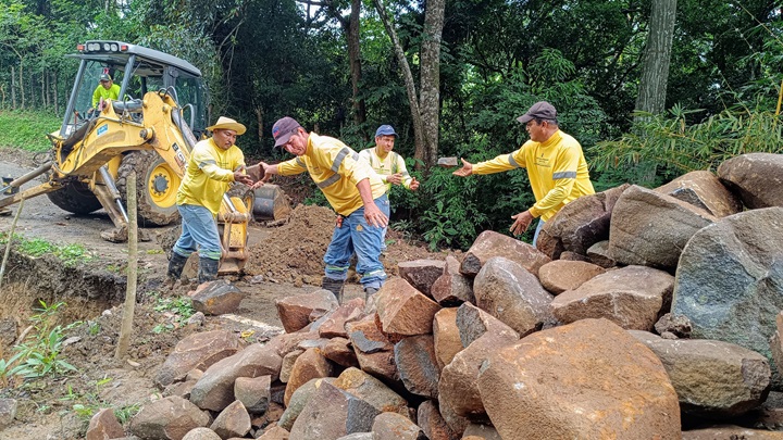 MOP construye muro de gaviones, tras socavación registrada por fuertes lluvias en la calle Arriba de Los Pozos, Herrera