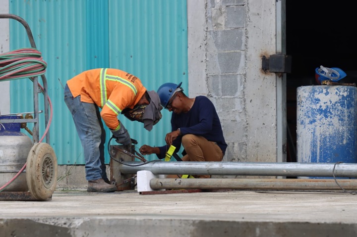 Ministro de Vivienda visita el proyecto Altos de Los Lagos en Colón y solicita celeridad a la empresa encargada de la obra.  