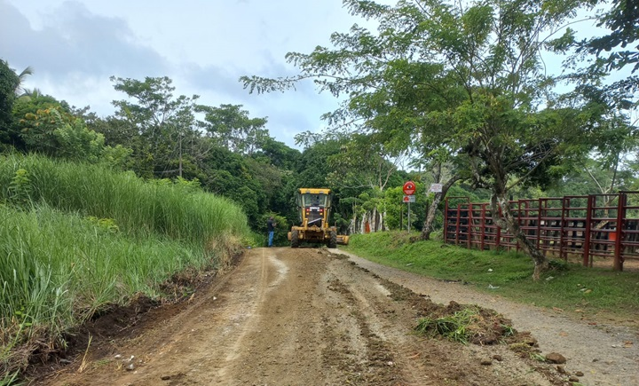 MOP realiza trabajos de conformación de calzada en la vía Guabo-Santa Fe de la Costa Abajo de la provincia de Colón 