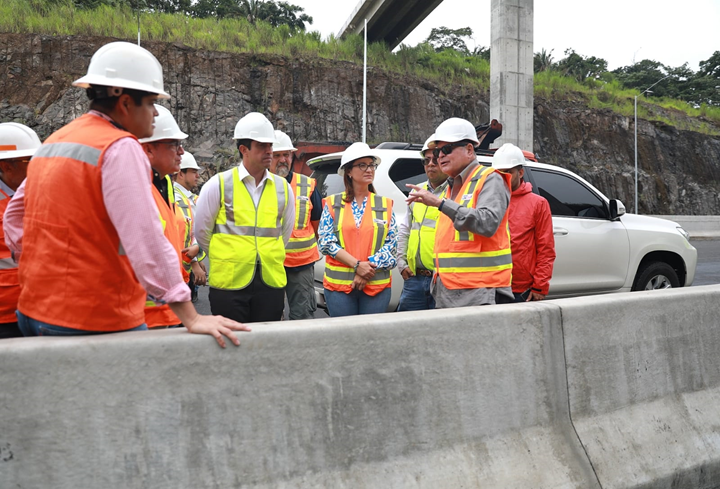 Titular de Obras Públicas inspeccionan los proyectos 6 y 8 carriles, junto al Secretario de Metas Presidencial y ministro de Asuntos del Canal